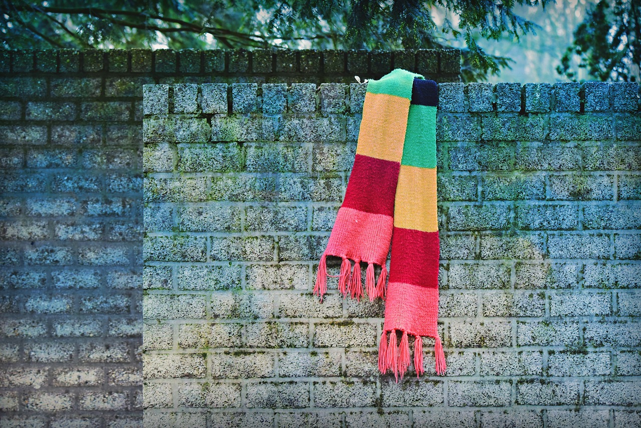 Textiele wandbekleding in warme, aardse tinten.